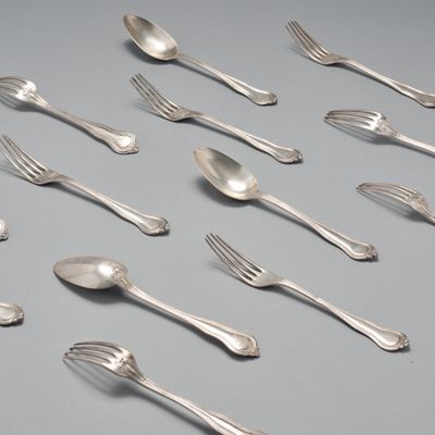 beaucoup de cuillères et de fourchettes en argent sur la table