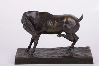 sculpture en bronze représentant un taureau en pleine course, posée sur un socle en marbre