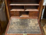 un bureau en bois avec un plateau en marbre dans une pièce
