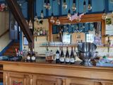 de nombreuses bouteilles de vin posées sur le comptoir de ce restaurant