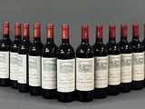un groupe de bouteilles de vin posées sur une table