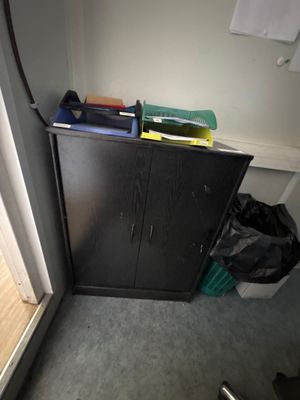 une armoire noire dans un coin de la pièce