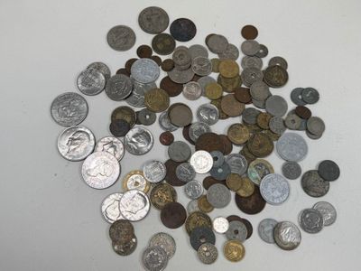 beaucoup de pièces qui sont sur la table
