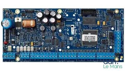 un gros plan d'un circuit imprimé comportant divers composants électroniques