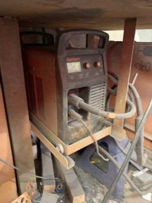 une machine qui se trouve sur une étagère dans une pièce