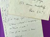 deux enveloppes portant des lettres manuscrites, posées sur un fond violet