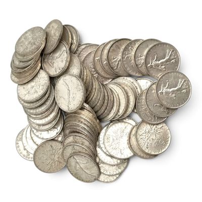 une pile de pièces d'argent sur une surface blanche