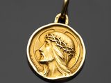 une pièce d'or portant un visage de femme