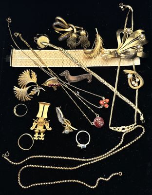 beaucoup de bijoux en or sur une surface noire