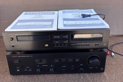 deux lecteurs de cassettes empilés l'un sur l'autre