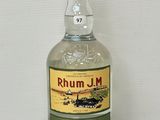une bouteille de rhum « J M » posée sur une table