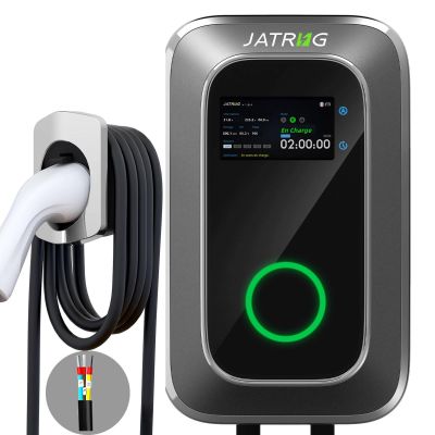 un gros plan d'un chargeur électrique auquel est branché un câble