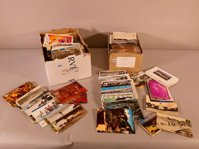 un grand nombre de livres posés sur une table