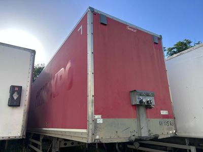 deux camions garés l'un à côté de l'autre