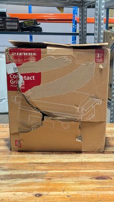 une boîte en carton posée sur une table en bois