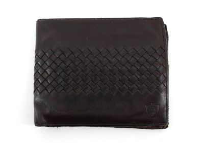 portefeuille en cuir marron sur fond blanc, avec une zone de découpe pour le texte