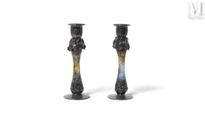 Travail vers 1900 Paire de bougeoirs en verre polychrome.