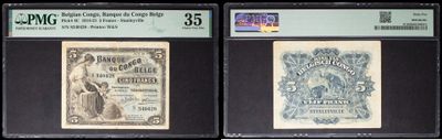 Trois types différents de timbres sont exposés dans une vitrine.