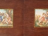 deux tableaux accrochés au mur d'une pièce