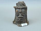 une petite figurine représentant un homme coiffé d'un chapeau