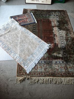 deux tapis posés côte à côte sur le sol