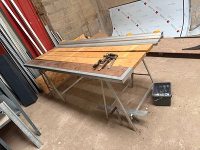 une photo d'un établi dans un garage avec des outils dessus