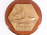une photo d'une plaque en bois sur laquelle figure l'image d'un bateau
