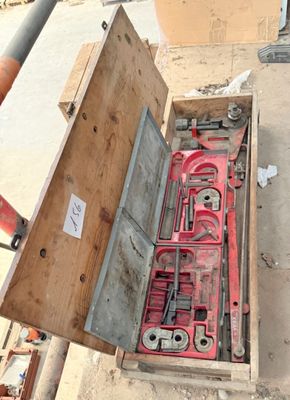 une boîte contenant des outils, posée par terre