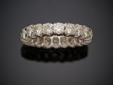 une bague en or blanc sertie de cinq diamants ronds taille brillant
