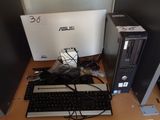 un ordinateur de bureau posé sur une table avec un clavier et une souris