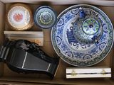 une boîte contenant divers objets décoratifs