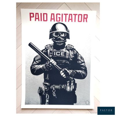 une affiche représentant un policier tenant une arme à feu