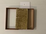 une petite boîte avec un porte-cartes accrochée au mur