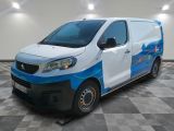 une photo d'une camionnette blanche et bleue garée dans un garage