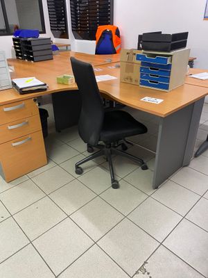 un bureau avec une chaise et un ordinateur dessus
