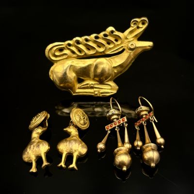plusieurs pièces d'or sont exposées sur un fond noir