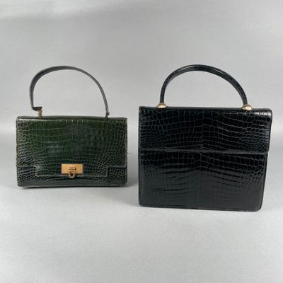 deux sacs à main en peau de crocodile noire et verte, dont l'un est muni d'un fermoir doré