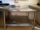 une table en acier inoxydable au milieu d'une cuisine