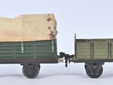 un petit train avec un wagon accroché sur le côté