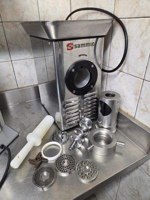 une machine posée sur le comptoir d'une cuisine