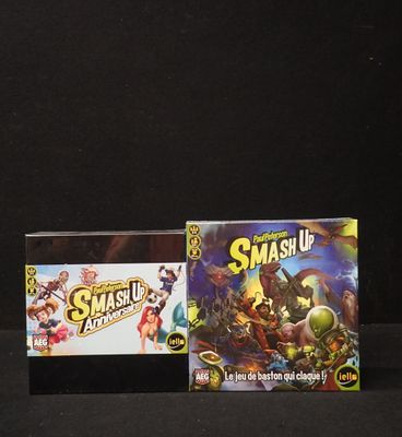 Il y a deux jeux sur la table : l'un s'appelle « Smash-up » et l'autre s'appelle « Smash-up ».