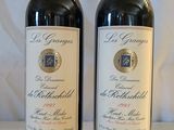 deux bouteilles de vin posées l'une à côté de l'autre sur une table