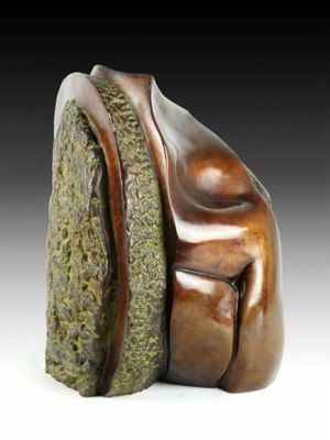 sculpture en bronze représentant le visage d'une femme sur fond vert