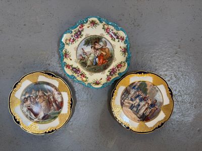 trois assiettes sur une table, sur lesquelles figurent des photos de personnes