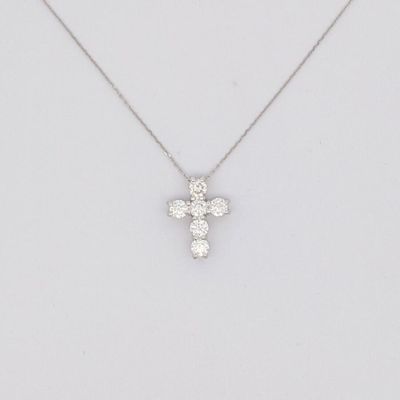 un pendentif en forme de croix en diamant, monté sur une chaîne en argent
