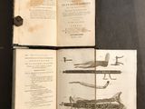 un livre ouvert sur lequel est dessiné un avion, avec un autre avion posé dessus