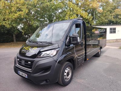 une photo d'une camionnette noire garée sur un parking