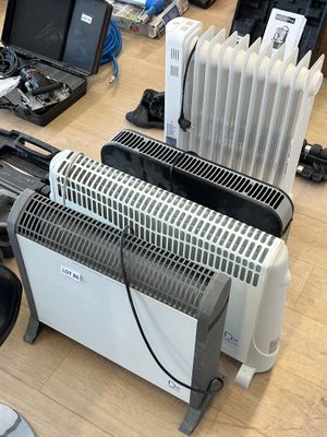 un ordinateur portable posé sur une table à côté d'un radiateur