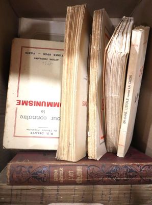 de nombreux livres anciens sur une étagère, dans une boîte