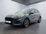 Le nouveau SUV Ford Kuga est garé dans une grande pièce.